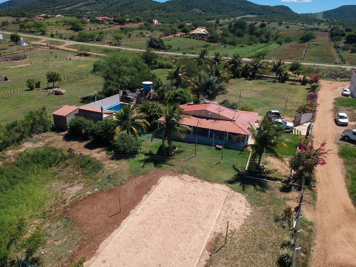 Vista aérea da chácara com as serras de Serra Talhada ao fundo