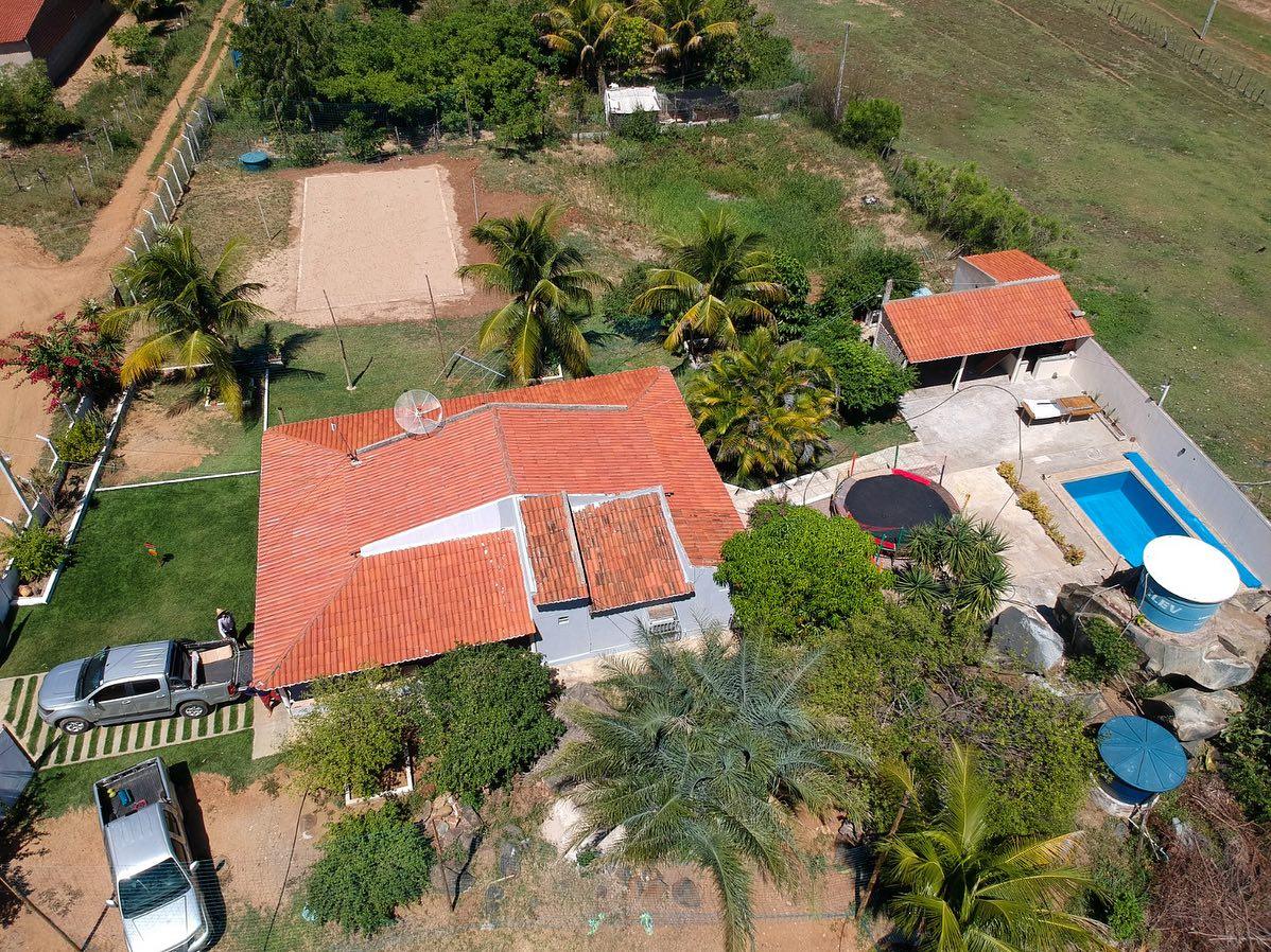 Vista aérea da piscina e da quadra de areia