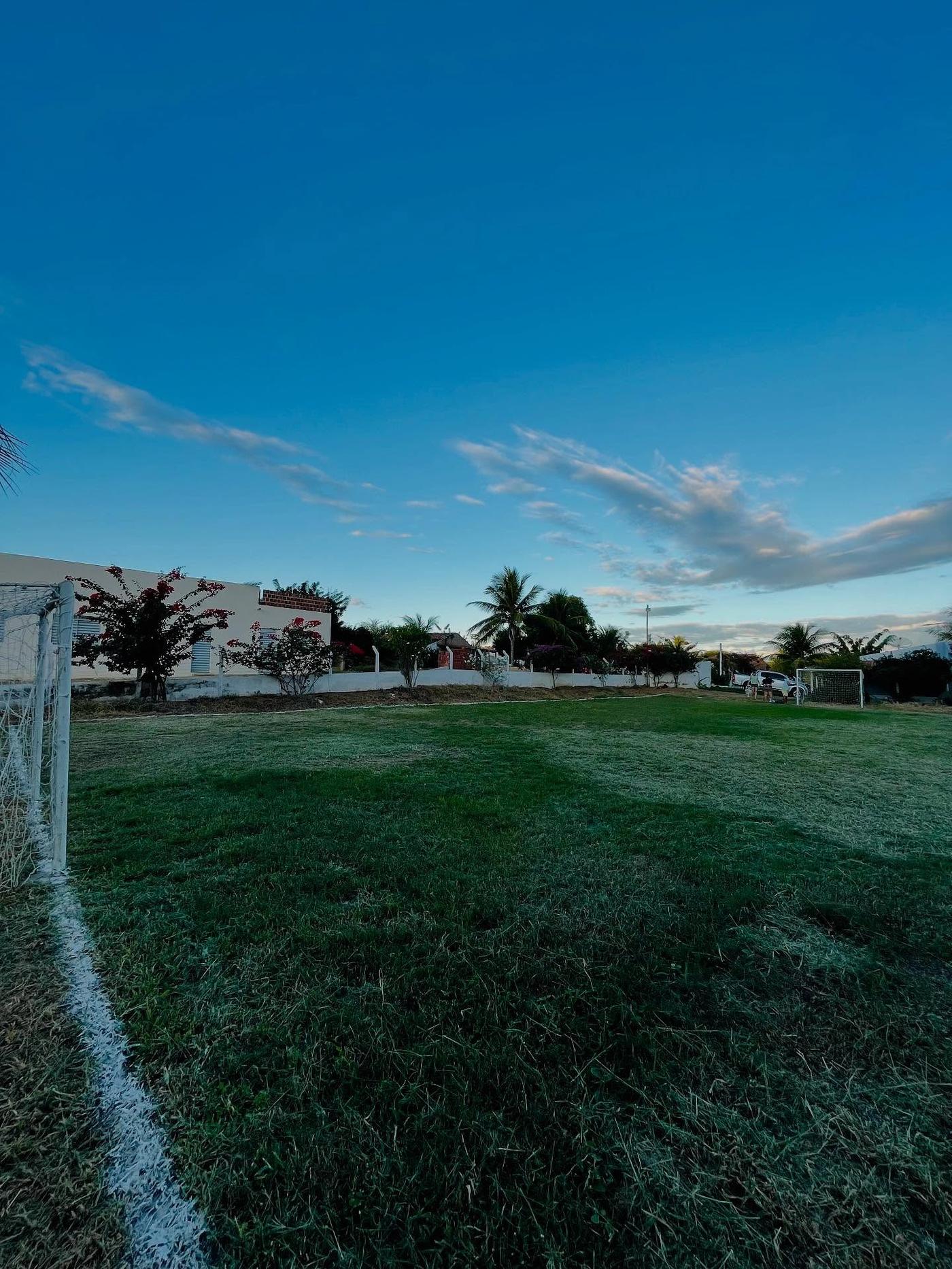 Campo de futebol da chácara ao entardecer